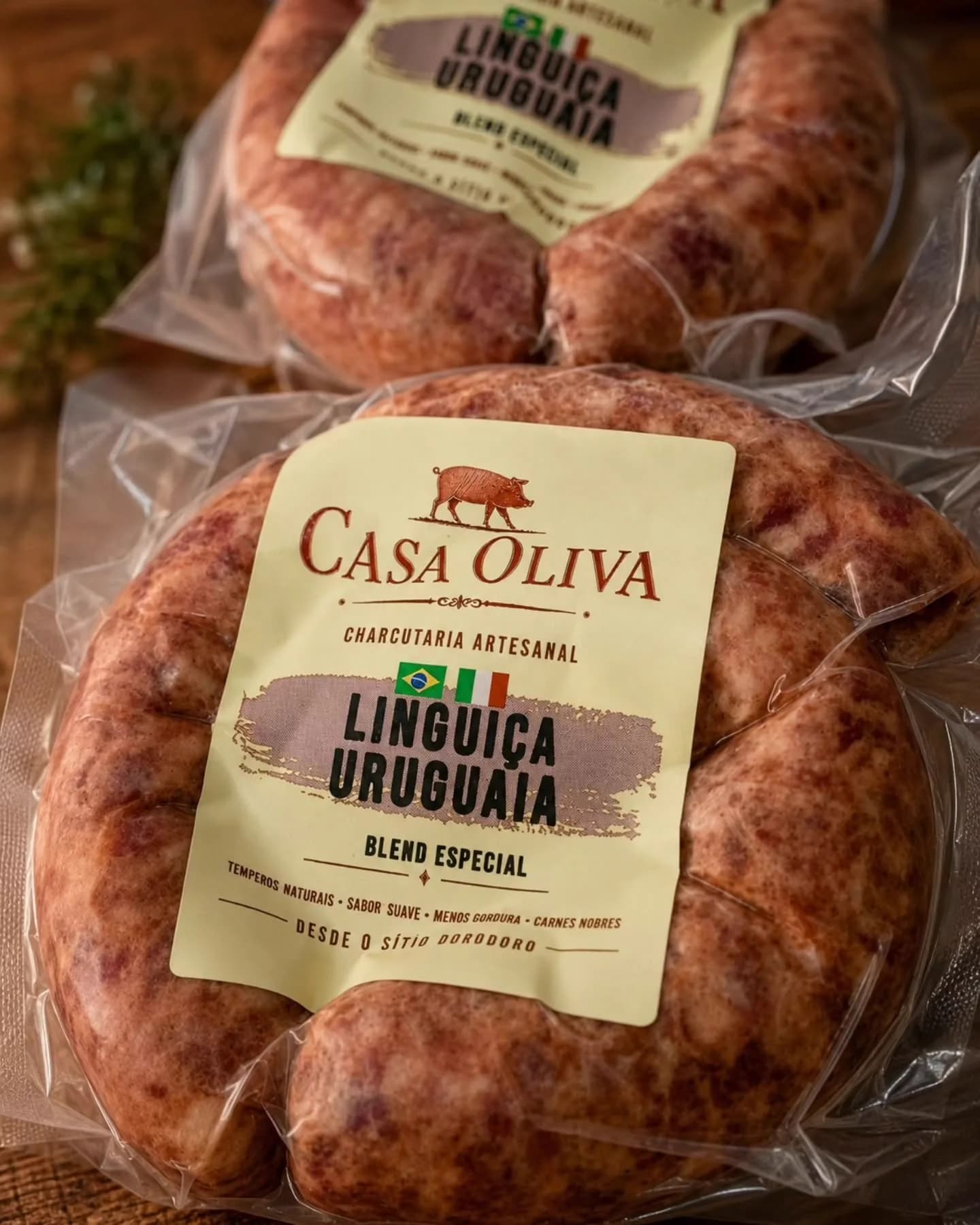 Embalagens de linguiça uruguaia com o rótulo da Casa Oliva