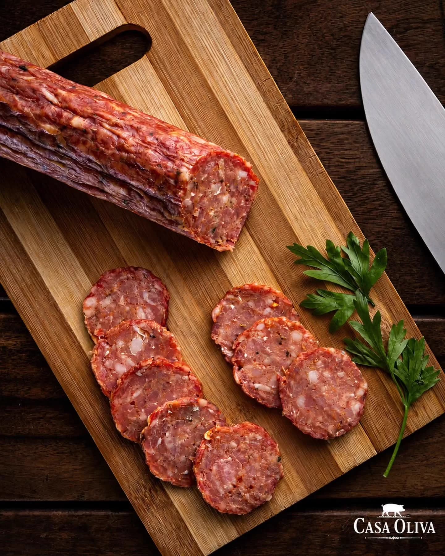 Salame artesanal Casa Oliva fatiado sobre uma tábua