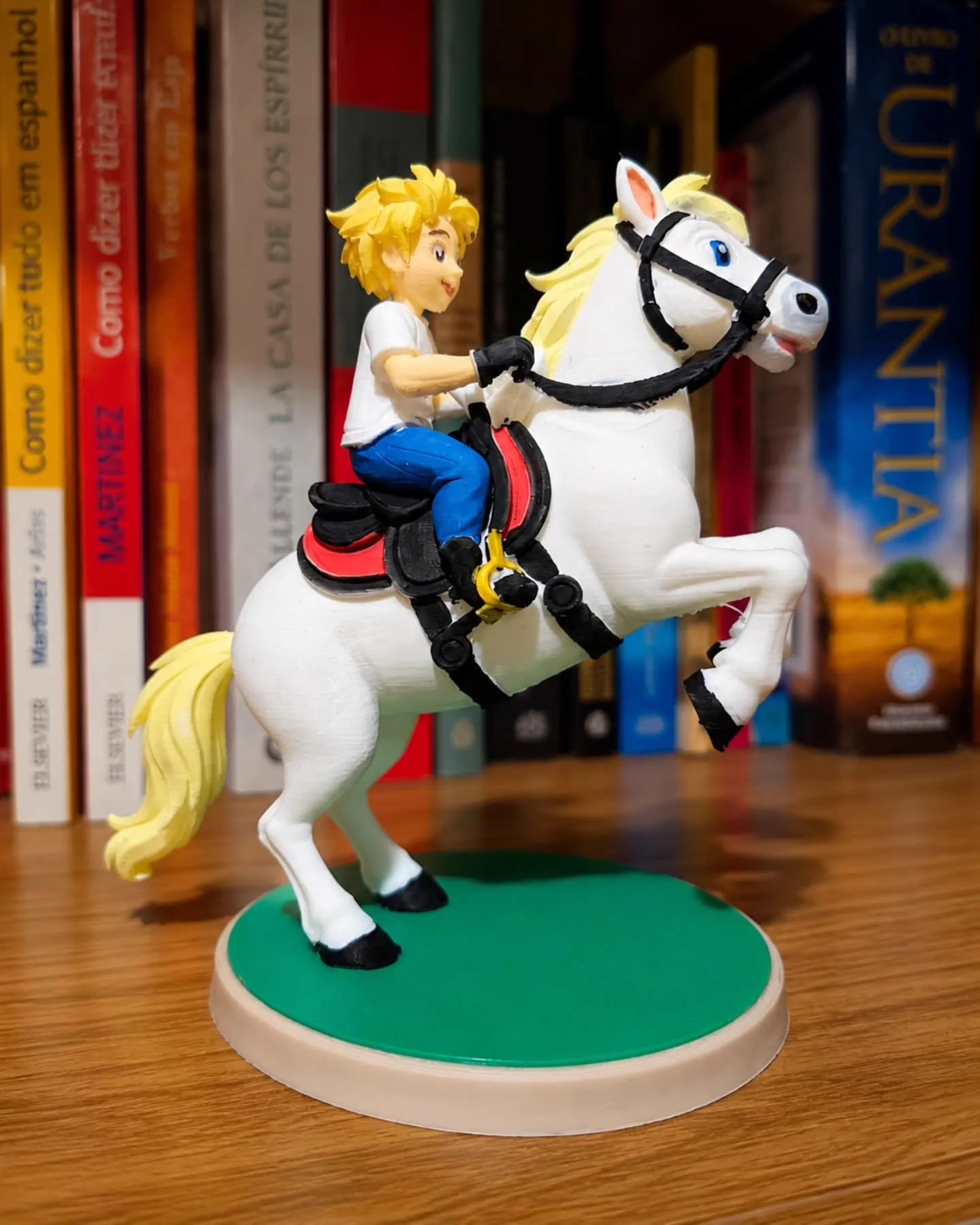 Miniatura de uma pessoa montada a cavalo em uma base verde